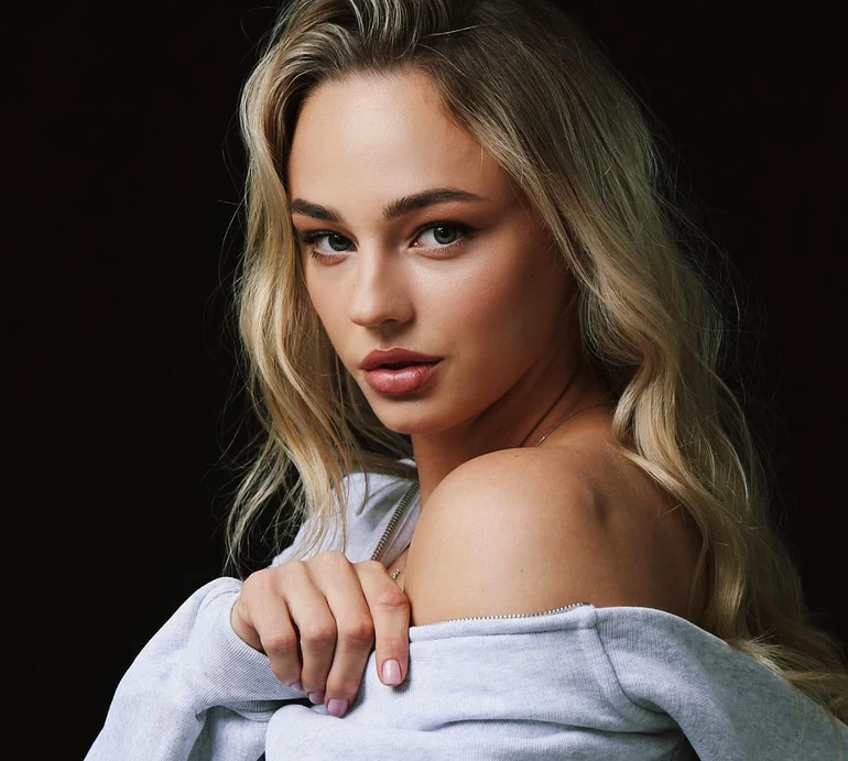 Білодід у короткому худі оголила засмаглий прес на гламурних фото