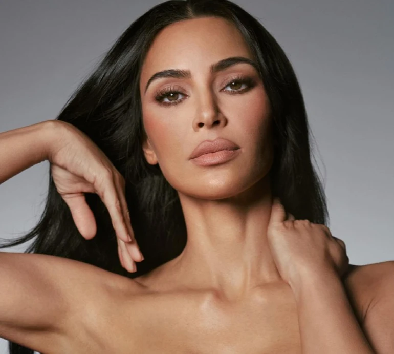 Кардашян у бікіні посвітила ласими формами на пустому пляжі. Фото