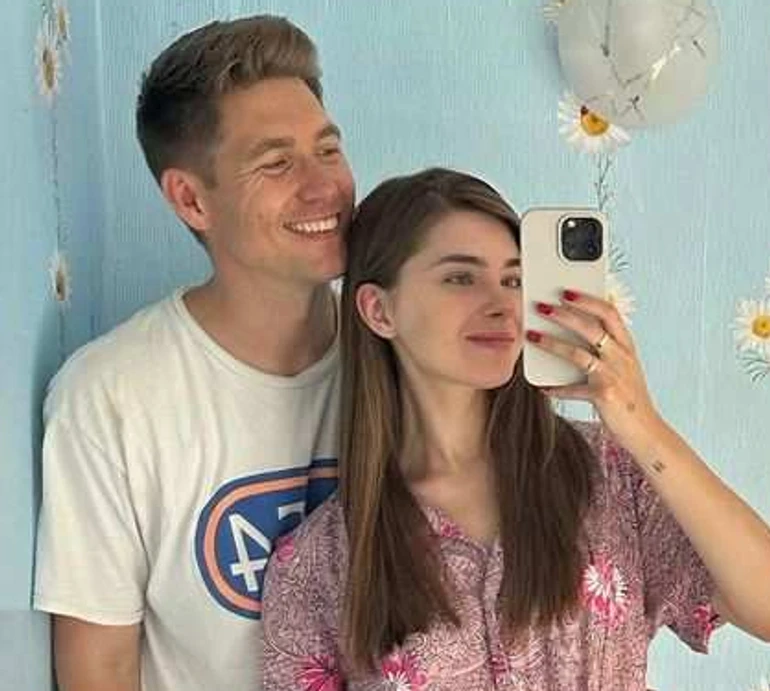 Дружина Остапчука пожалілась на чоловікову дибільну звичку та показала його в образі розлученої жінки