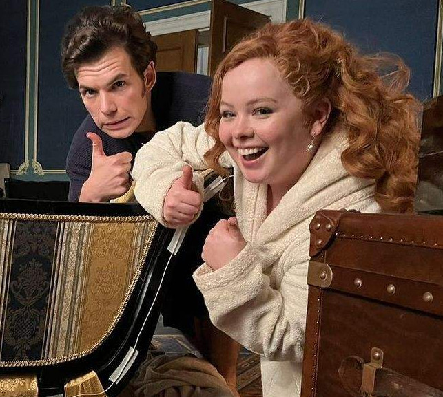 Надто захопилися? Зірки Бріджертонів показали, який предмет меблів поламали під час зйомок нашумілої секс-сцени