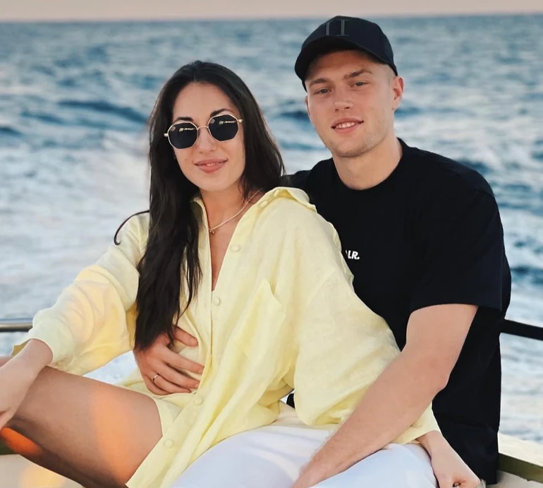 21 рік знайомі: дружина Довбика у 4-ту річницю шлюбу показалася в його обіймах