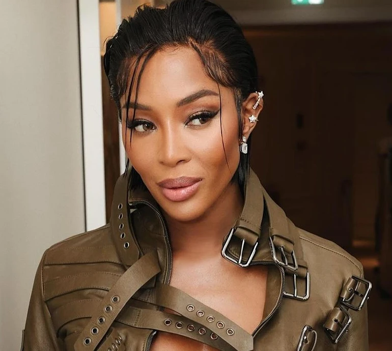 54-річна Кемпбелл в обтислому спортлуці вразила стійкою на голові. Фото