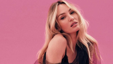 Кендіс Свейнпол топлес і в золотих бікіні продемонструвала гнучке тіло у пляжному кампейні. Фото