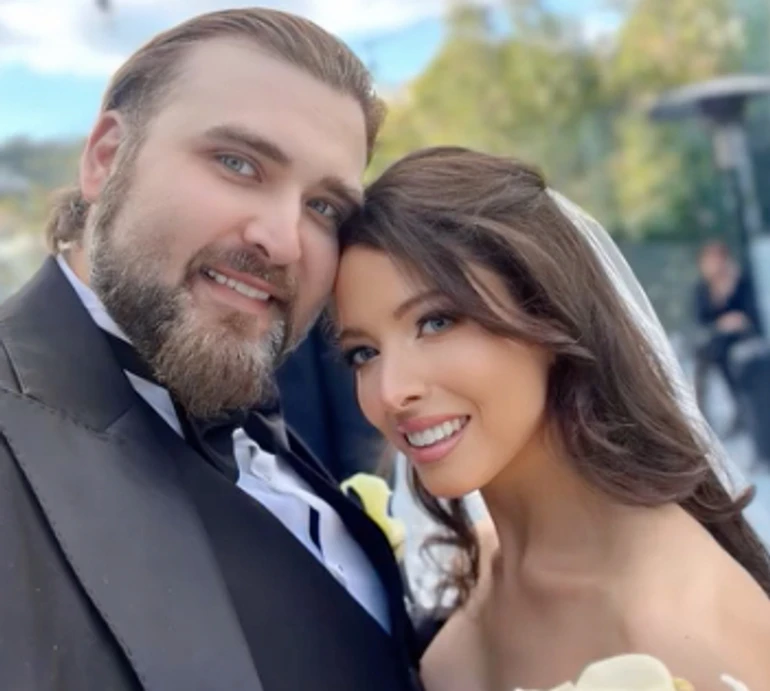 Життя починається зараз: скандальний син Ніколаса Кейджа одружився вчетверте і показав свою дружину. Фото