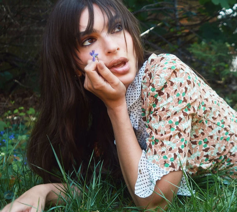 Ратаковскі попозувала у жакеті на голе тіло і пояснила, чому не зосереджується на чоловіках. Фото