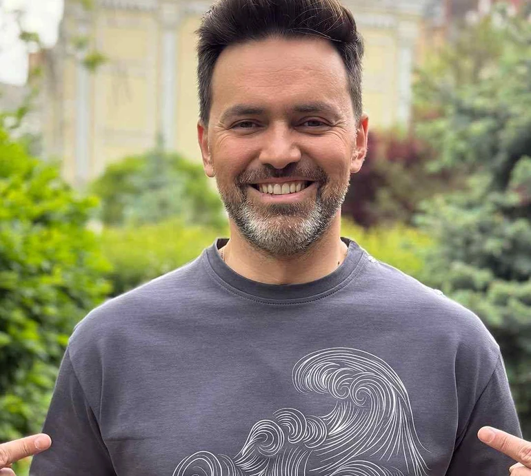 Винен тато: Мірошниченко у фотозвіті для дружини насмішив зачіскою 9-річної доньки