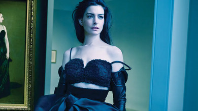 Хетевей у камінцях на голих персах ефектно попозувала в музеї для глянцю. Фото