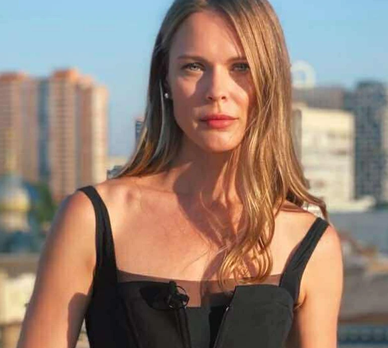 Фреймут зі старшою донькою заселфилася в закладі Кацуріна та опинилася на київському даху