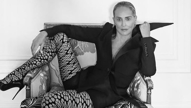 Шерон Стоун у туніці на голе тіло посвітила стегнами крізь пікантні розрізи. Фото