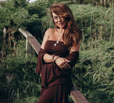 Саліванчук у стильному луці оголила плечі на осонні та пояснила, чому бути нещасливим - соромно