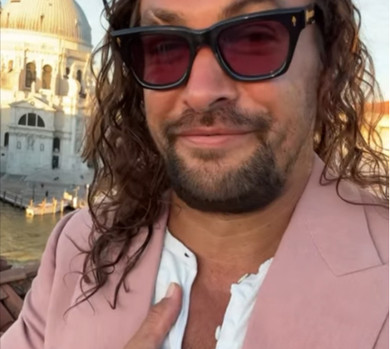 Джейсон Момоа у рожевому костюмі та з педикюром попозував із 16-річним сином на хіднику у Венеції. Фото