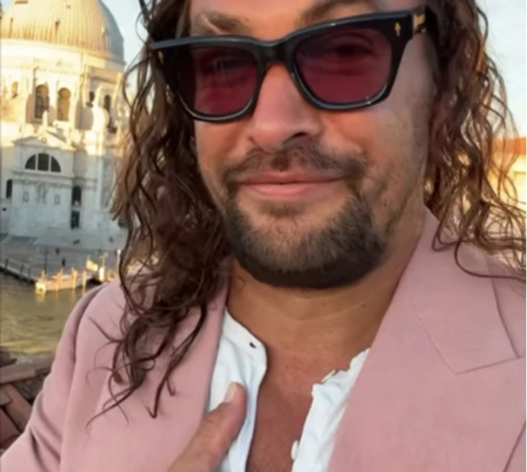 Джейсон Момоа у рожевому костюмі та з педикюром попозував із 16-річним сином на хіднику у Венеції. Фото