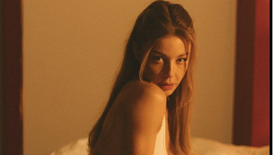 Кароль у боді погралася з ковдрою для чуттєвих фото на ліжку