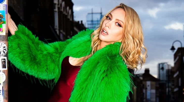 Полякова в боді та кольоровому хутрі пораділа пришестю весни коло стовпа. Фото