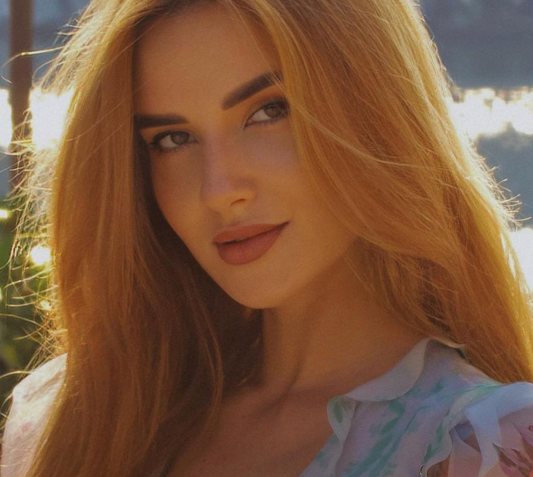 Дочка Фукса у прозорій сукні посвітила силуетом в сонячному промінні