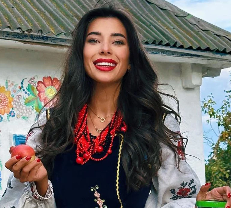 Неплях у стрінгах посвітила дупцею серед петриківських вишиванок