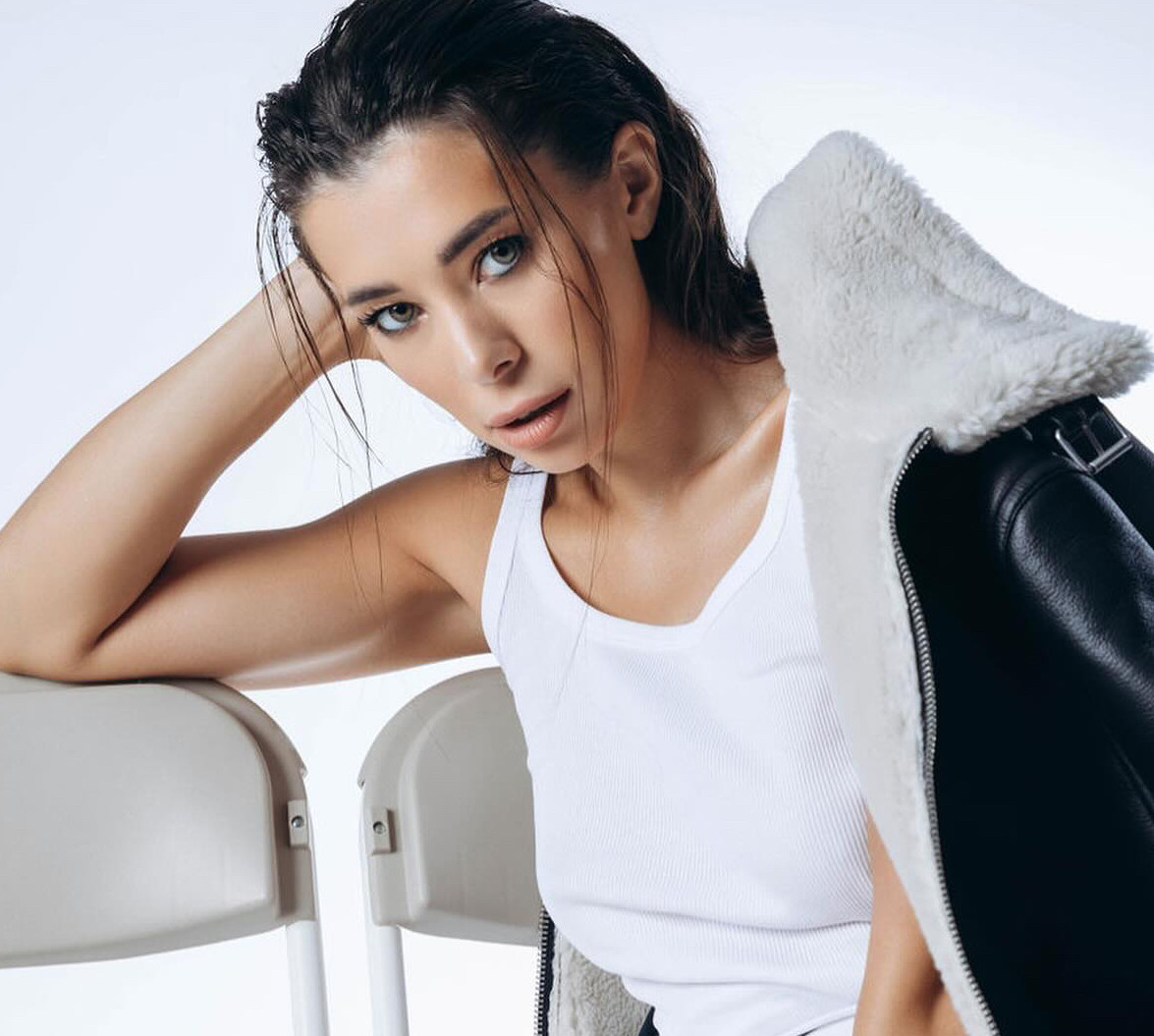 Хвилинка самозакоханості: Неплях перед дзеркалом помилувалася власним тілом у спідньому. Фото