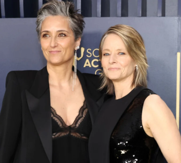 Напередодні 10-річчя шлюбу: Джоді Фостер з дружиною пообіймалися на хіднику. Фото