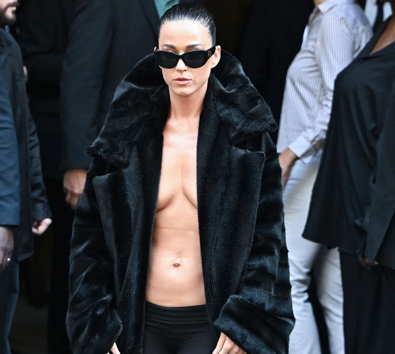 Кеті Перрі у дірках та шубі на голе тіло, Ніколь Кідман в обтислому чорному та Ліза Рінна в блонді стрілися на шоу Balenciaga в Парижі