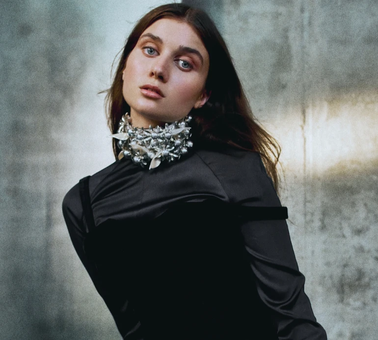 Jerry Heil у кліпі в стилі епохи Відродження заспівала про шаблони, нав'язані сучасній жінці