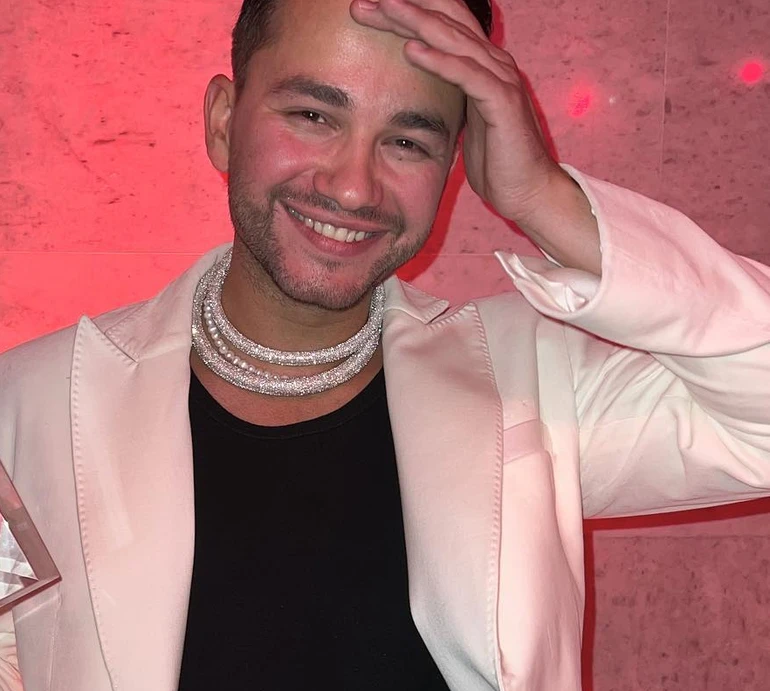 Фролов оголив м'язисте тіло у шовковій шалі з мальвами від свого бренду