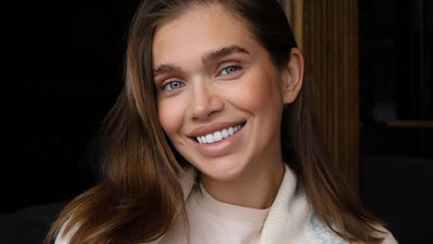 Саша Бо у спокусливій голій сукні посвітила принадами для фото