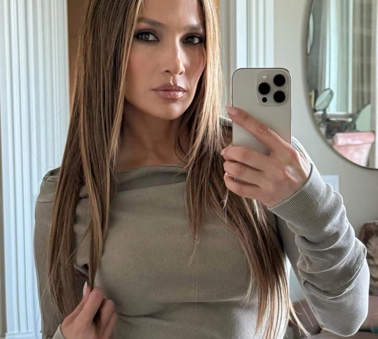 56-річна Лопес у боді та прозорих колготах наробила звабних фото із французьким вайбом