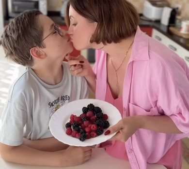 Без цукру, без мук: Цибульська з сином показали, як готують шоколадний десерт із яблучним пюре. Відео