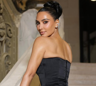 Кардашян у трусиках власного бренду засвітила апетитні сідниці спиною до камери. Фото