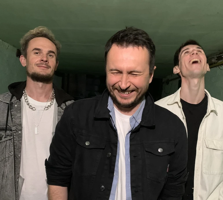 Хвилі — нова пісня рок-гурту ROSEQUIT [РОЗКВІТ] про рух, який ти не обирав