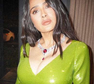 59-річна Хаєк у лаймових паєтках зі звабним декольте попозувала з чоловіком на гала-концерті