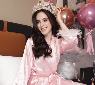 Відсторонений організатор Міс Всесвіт-2025, який обізвав учасницю з Мексики дурепою, вибачився зі сльозами на очах