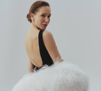 Осадча у маленькій сукні наробила фото в стилі старого Голлівуду та замилувала сімейною прогулянкою з синами