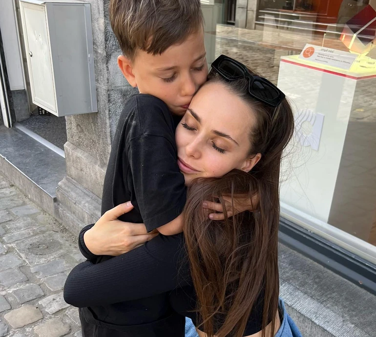 Мішина у крихітному бікіні подуркувала із сином на узбережжі в Таїланді. Відео