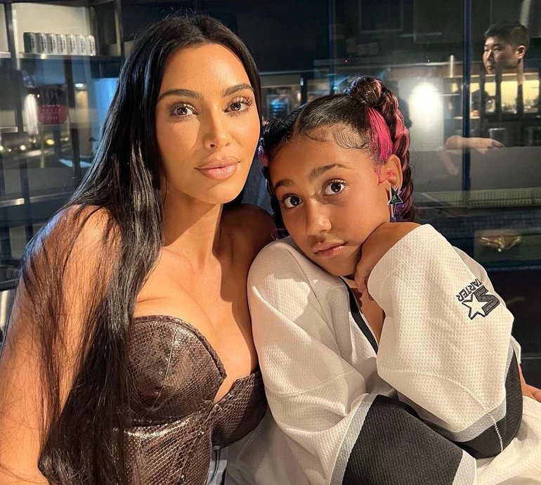 10-річна дочка Веста і Кардашян показала, як зробила собі божевільний мейк маминою косметикою. Відео