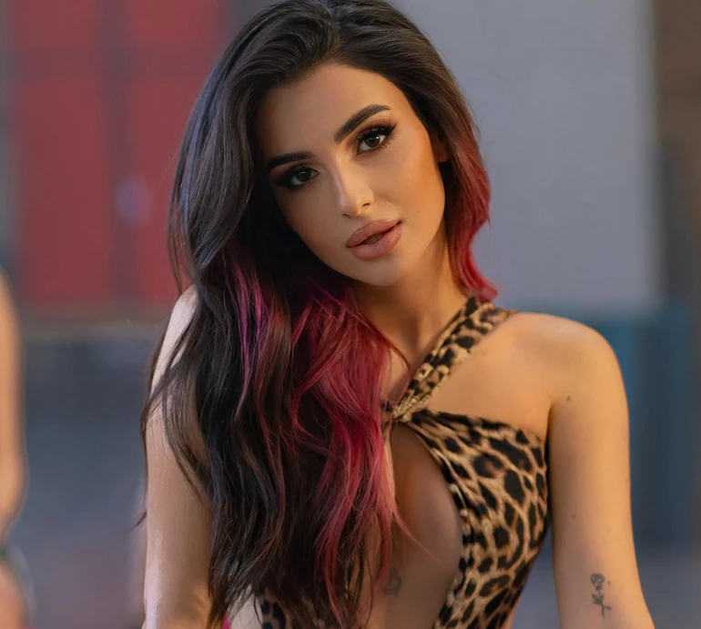 Трінчер у прозорому боді наробила звабних кадрів з голими сідницями