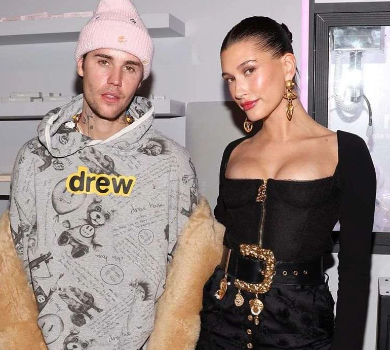 Уже на 7-му місяці: Хейлі та Джастін Бібери ошелешили новиною про вагітність. Фото, відео