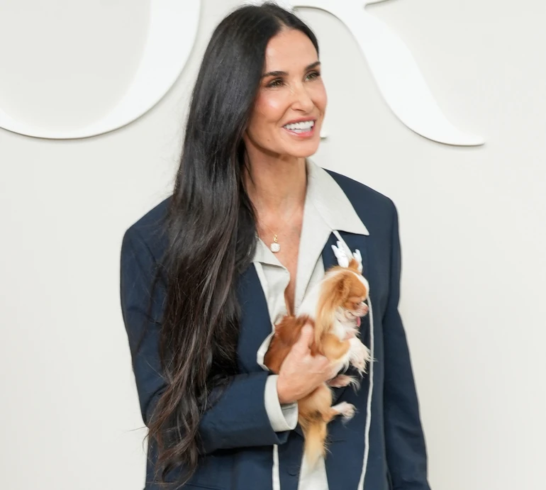 61-річна Демі Мур посвітила стрункими ніжками в шортах на показі Dior. Фото