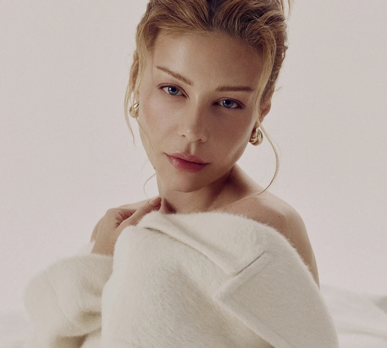 Кароль у ванній наробила дзеркальних фото свого рельєфного пресу