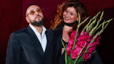 Вчимося знаходити радощі: дружина Монатіка у рожевому максі показалася на прогулянці з 3-місячним сином