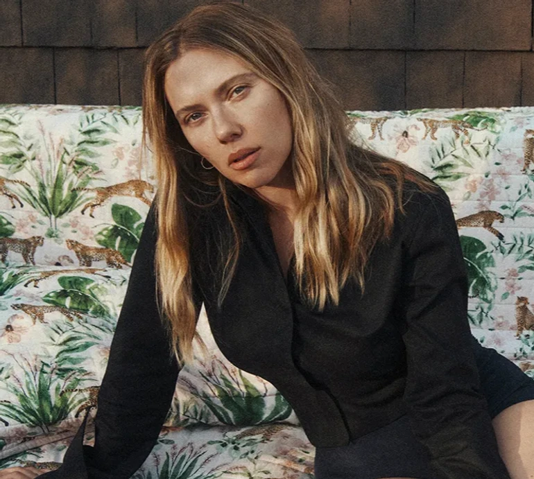 Мереживо, ковбойки та куці шорти: Йоханссон в грайливих луках полежала на дивані для фото в глянці