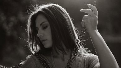 Хижняк у сплетінні ланцюгів на чуттєвих фото нагадала собі персонажку міфу