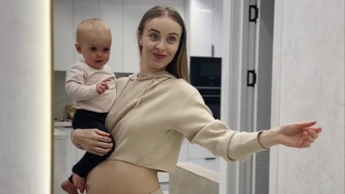 Сагайдачна оголила вагітний животик і влаштувала танці з 1-річною донею на руках. Відео