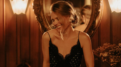 Справжня леді: Фреймут у сукні з голою спиною попозувала в розкішному лісабонському будинку