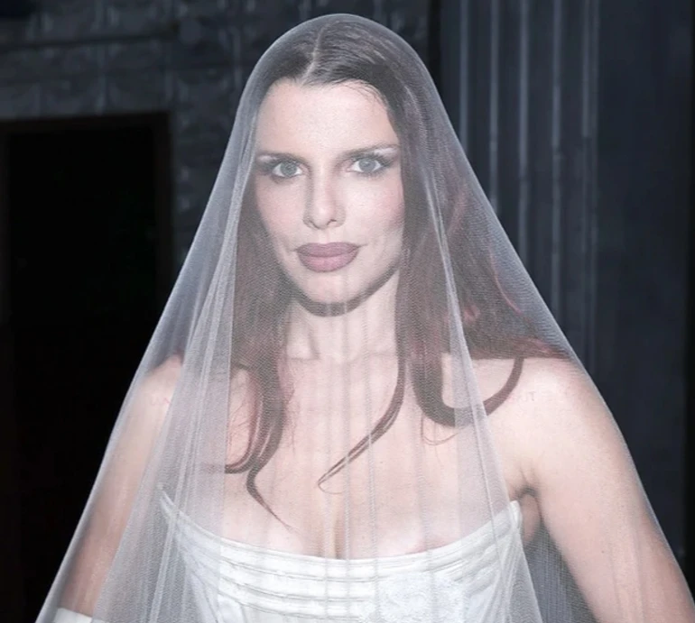 Наречена в стрінгах: Джулія Фокс епатувала івент новим напівголим образом. Фото