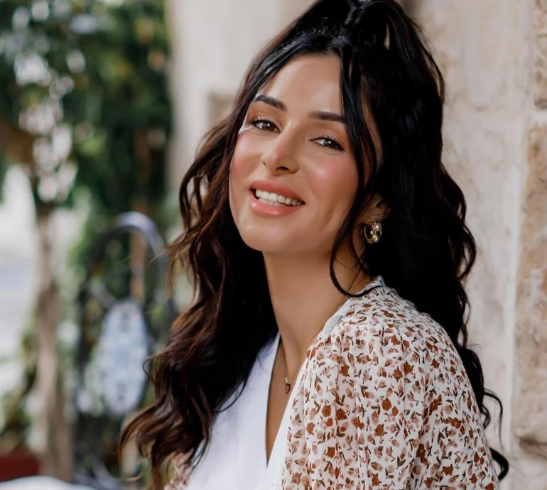 Огнєвіч в купальнику вигнулася на пляжі в Таїланді та заселфилася зі звабливим декольте