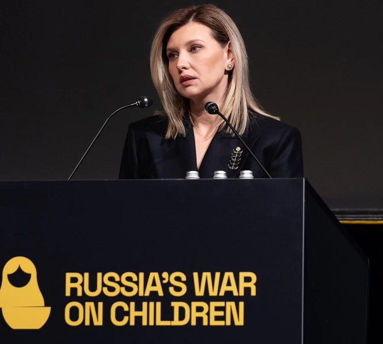 Зеленська у Латвії вигуляла елегантний лук із благодійною брошкою