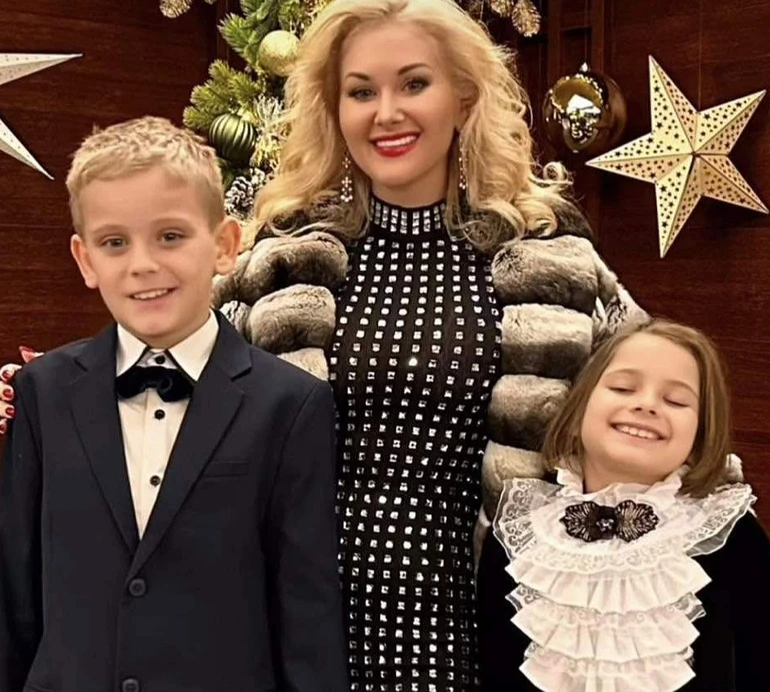 Кохані крихітки: Бужинська зворушливим відео привітала з 8-річчям сина і доньку