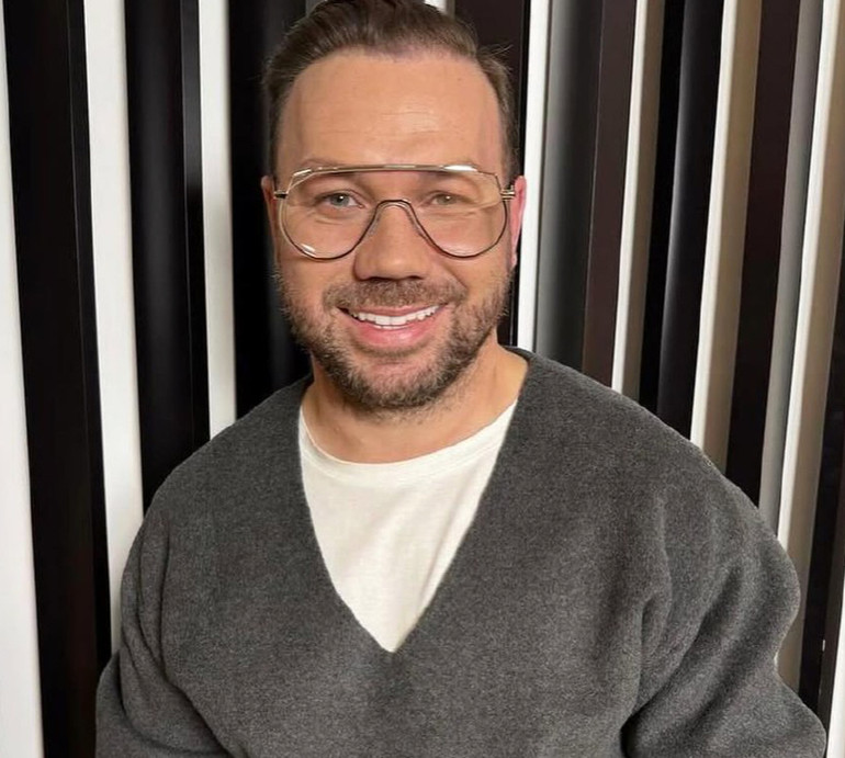 Підвороти, брутальність і балони: Андре Тан назвав трендові джинси 2025 і показав себе в молодості