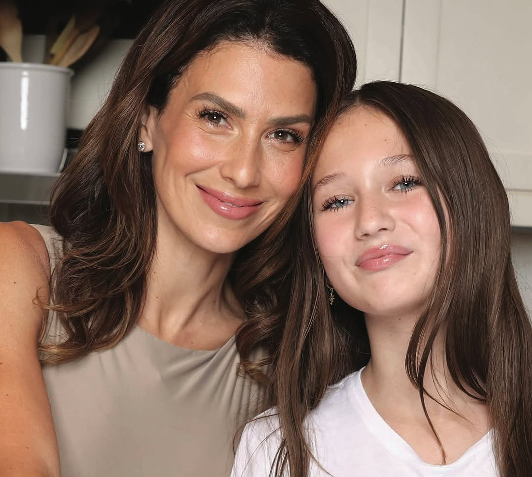 Маски на обличчя, кулінарія і спорт: Хіларія Болдуїн показала домашні фото з 11-річною дочкою
